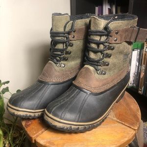 Womens Sorel mid calf boot.